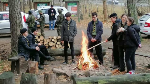 Młodzi ludzie z zespołem Downa, ich rodzice, harcerze i przedstawiciele klas mundurowych spotkali się w leśnym barze na trasie z Inowrocławia do Bydgoszczy. Odwiedzili pobliski pomnik pamięci 51 osób zamordowanych przez hitlerowców w 1939 roku. A później śpiewali i gotowali razem, grzali się przy ognisku./fot. Monika Siwak