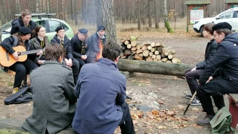 Młodzi ludzie z zespołem Downa, ich rodzice, harcerze i przedstawiciele klas mundurowych spotkali się w leśnym barze na trasie z Inowrocławia do Bydgoszczy. Odwiedzili pobliski pomnik pamięci 51 osób zamordowanych przez hitlerowców w 1939 roku. A później śpiewali i gotowali razem, grzali się przy ognisku./fot. Monika Siwak