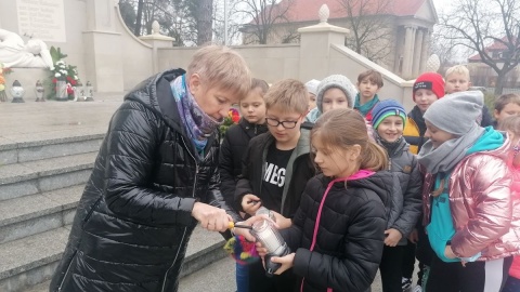 Lekcja historii i patriotyzmu przy pomniku Powstańców Wielkopolskich w Brzozie, na zdjęciu nauczycielka Ewa Grzanka i uczniowie klasy IIIa Szkoły Podstawowej im. Powstańców Wielkopolskich w Brzozie/fot. mg