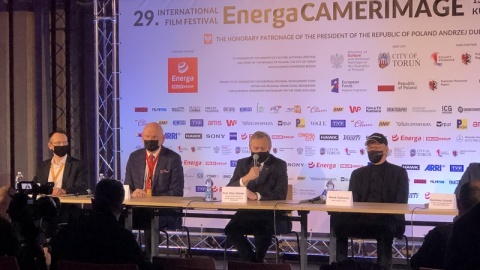 Minister Piotr Gliński na 29. Festiwalu Filmowym EnergaCamerimage w Toruniu. Podczas konferencji prasowej mówiono wiele o mającym powstać w Toruniu Europejskim Centrum Filmowym. /fot. Jan Duks