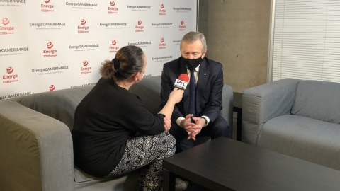 Minister Piotr Gliński podczas rozmowy z Ewą Dąbską na 29. Festiwalu Filmowym EnergaCamerimage w Toruniu. /fot. Jan Duks