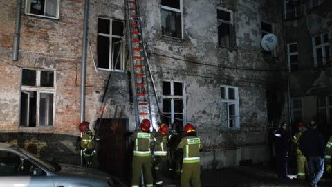 W akcji gaszenia nocnego pożaru przy ul. Kwiatowej w Bydgoszczy udział brało pięć zastępów straży pożarnej. Fot. A.Żywociński/Bydgoszcz998