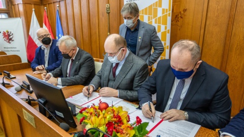 Trójstronne porozumienie zawarte w środę (8 grudnia) w Urzędzie Marszałkowskim pomiędzy samorządami województwa kujawsko-pomorskiego, powiatu sępoleńskiego oraz miasta i gminy Sępólno Krajeńskie pozwoli zbudować nowy odcinek drogi wojewódzkiej nr 241. Fot. Szymon Zdziebło