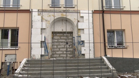 Budynek położony przy ul. Łukasiewicza 10 przechodzi gruntowną przebudowę (jw)