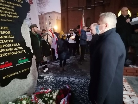 W niedzielę przy kościele ojców Jezuitów w Bydgoszczy odsłonięty został pomnik ,,W hołdzie Bohaterom Solidarności Robotniczej i Rolniczej"/fot. Monika Siwak