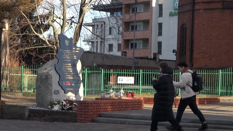 Obelisk 13 grudnia przed kościołem oo. Jezuitów (jw)