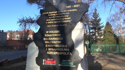 Obelisk 13 grudnia przed kościołem oo. Jezuitów (jw)