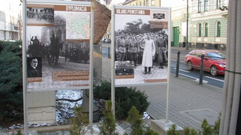 Przed Kujawsko-Pomorskim Urzędem Wojewódzkim w Bydgoszczy wojewoda kujawsko-pomorski Mikołaj Bogdanowicz poinformował o obchodach Narodowego Dnia Zwycięstwa Powstania Wielkopolskiego w naszym regionie. Fot. Michał Jędryka