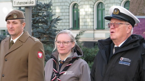 Przed Kujawsko-Pomorskim Urzędem Wojewódzkim w Bydgoszczy wojewoda kujawsko-pomorski Mikołaj Bogdanowicz poinformował o obchodach Narodowego Dnia Zwycięstwa Powstania Wielkopolskiego w naszym regionie. Fot. Michał Jędryka