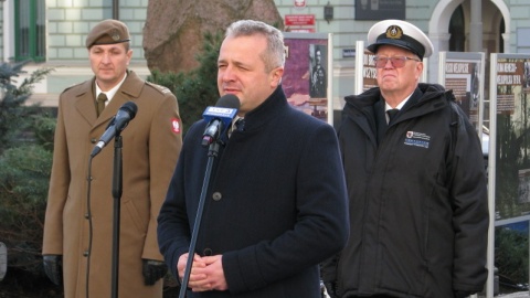 Przed Kujawsko-Pomorskim Urzędem Wojewódzkim w Bydgoszczy wojewoda kujawsko-pomorski Mikołaj Bogdanowicz poinformował o obchodach Narodowego Dnia Zwycięstwa Powstania Wielkopolskiego w naszym regionie. Fot. Michał Jędryka