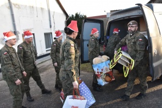 Terytorialsi przywieźli prezenty dla dzieci z placówek opiekuńczo-wychowawczych w regionie/fot. nadesłane