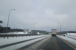 Wiatr przenosi śnieg z pól na drogi. Ślisko, ale trasy w regionie przejezdne