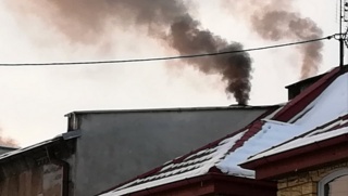Lakierowany parkiet pokryty lepikiem - to się paliło w piecu na Górzyskowie