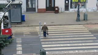 Pieszy z pierwszeństwem już przy wchodzeniu na pasy. Dobrze czy źle