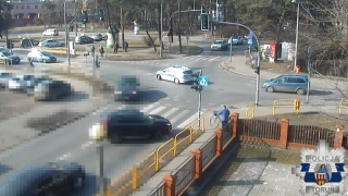 Poród zaczął się w samochodzie. Kierowca poprosił o pomoc policjantów [wideo]