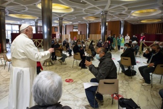 Papież Franciszek spędził swoje imieniny z ubogimi w punkcie szczepień
