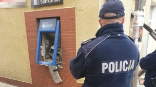 Wysadzili bankomat, ucierpiał też budynek. Policja szuka świadków