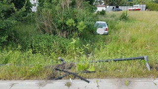 Zderzenie, przebite barierki i lądowanie w krzakach. Wypadek w Bydgoszczy