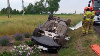 Na drodze w Samszycach dachowało bmw. Kierowcy nic się nie stało [zdjęcia]