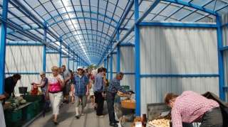 Zadaszone, oświetlone, z dostępem do parkingów. Nowoczesne targowiska w regionie