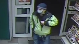 Kilka razy płacił cudzą kartą w bydgoskich sklepach. Rozpoznajesz go [zdjęcia]
