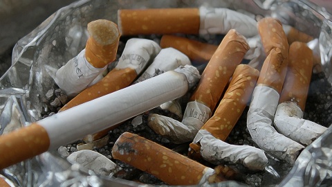 Brytyjscy naukowcy: palenie zwiększa ryzyko poważnych objawów COVID-19 i hospitalizacji