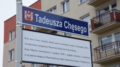 W Inowrocławiu tablica z nowym patronem ulicy, a pod nią kolejna tablica