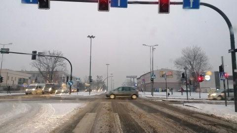 Śnieg i błoto na ulicach. Trudne warunki na drogach w Bydgoszczy [wideo]