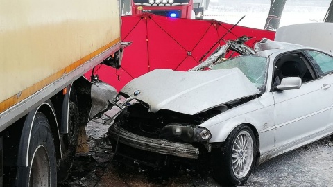 18-latek uderzył w ciężarówkę, zginęła pasażerka. Po wypadku pod Lipnem