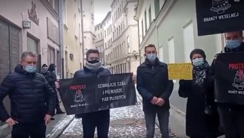 Tort, czarne balony i transparenty - w Toruniu protestowała branża weselna [wideo]