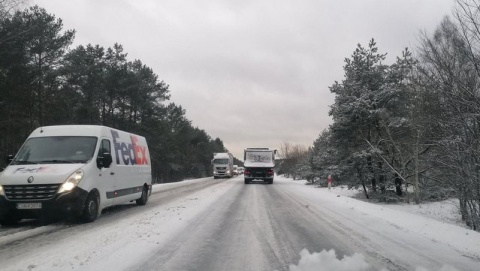 Zima na drogach. Lód, śnieg i błoto. Spiesz się powoli