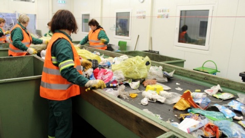 Coraz więcej śmieci w gminach powiatu sępoleńskiego. Kto je ma przetwarzać