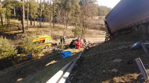 Poważny wypadek pod Toruniem: auto spadło ze skarpy, zakleszczony kierowca [zdjęcia]