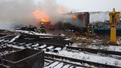 Pożar wagonu w Maksymilianowie. Mężczyzna z oparzeniami w szpitalu [zdjęcia]