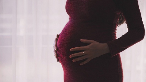 Badania: Szczepienie kobiet w ciąży przeciwko COVID-19 chroni też dzieci