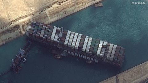 Zły manewr kapitana prawdopodobną przyczyną utknięcia statku na Kanale Sueskim
