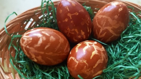 Jajka i łupiny po cebuli to jeden z lepszych patentów na pisanki [zdjęcia]