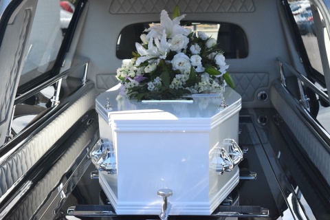 Pogrzeby chorych na COVID-19: kremacja to wybór, nie można do niej zmuszać