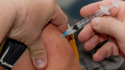 Już dzięki jednej dawce szczepionki o połowę spada ryzyko, że przekażesz COVID rodzinie