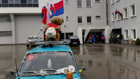 Rajd z flagami w Bydgoszczy w strugach deszczu. Uczestnikom to nie przeszkadza