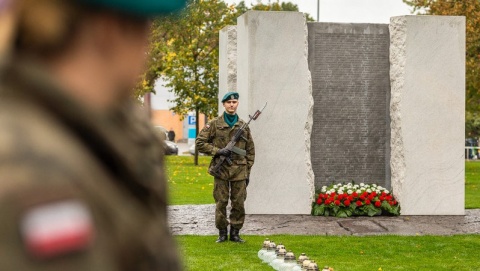 Marszałek Piotr Całbecki: - Ten pomnik symbolizuje nasze wołanie o pokój