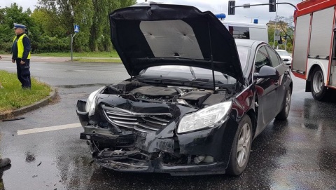 Bydgoszcz - jedna osoba w szpitalu po zderzeniu dwóch samochodów [zdjęcia]
