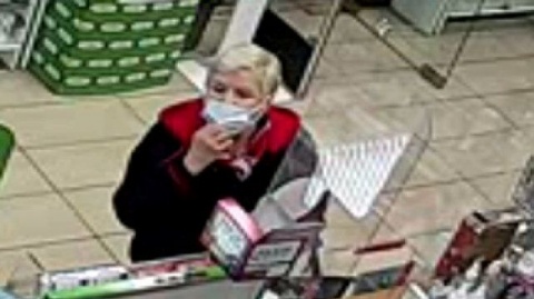 Starsza kobieta ukradła portfel i zapłaciła cudzą kartą. Ktoś ją poznaje [wideo]