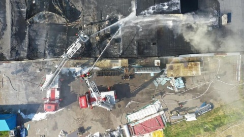 Płonęła hala produkcyjna w Kowalewie koło Szubina. Strażacy mieli ciężki ranek [galeria]