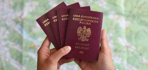 Kolejka po paszport Urzędy będą pracować w soboty, a w tygodniu dłużej