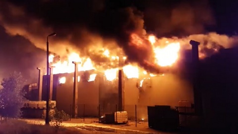W nocy wybuchł potężny pożar w zakładzie na terenach byłego Zachemu [wideo]