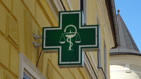 W ok. 400 aptekach w Polsce można zaszczepić się przeciw COVID-19 [lista aptek]