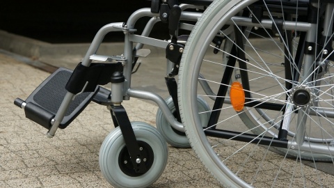 Pomagali niepełnosprawnemu na wózku. Z jego kurtki zniknęły 3 tys. zł