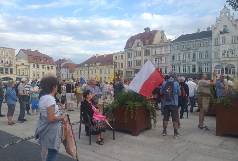 Kilkaset osób manifestowało w Bydgoszczy w obronie telewizji TVN [zdjęcia]