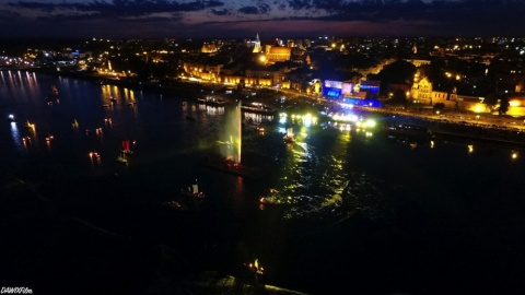 Tysiące osób na wieńczącej Festiwal Wisły nocnej paradzie łodzi